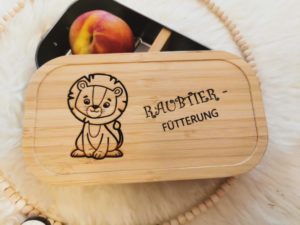 "Raubtierfütterung (Löwe)"